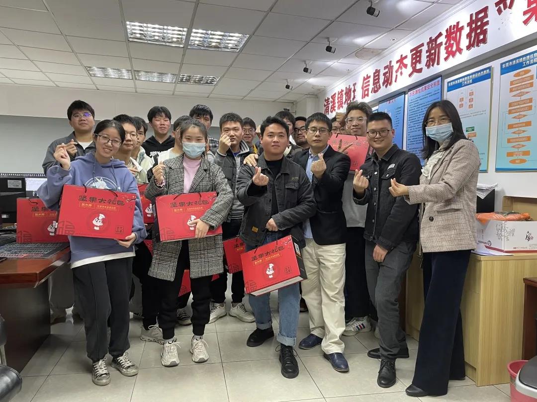 走访慰问，，，，，，，年货上门，，，，，，，奇发28集团多项举措确保项目部员工“就地”过好年！