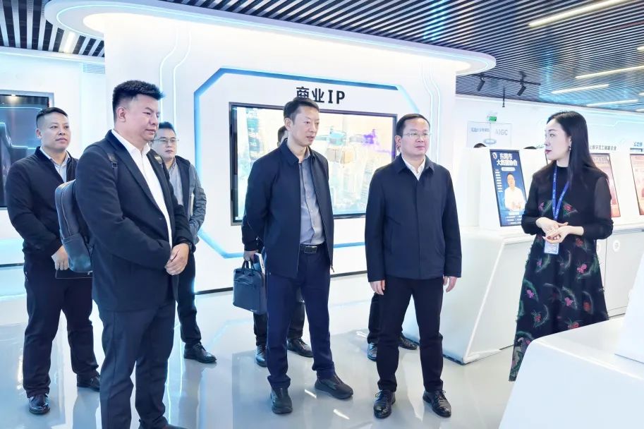 铜仁市大数据局党组书记、局长雷宏一行莅临奇发28集团参观交流